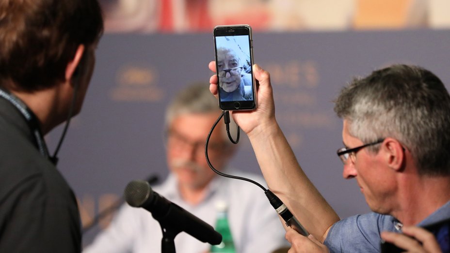 اولین کنفرانس ویدیویی تاریخ جشنواره فیلم کن؛ ژان لوک گدار از طریق فیس تایم به سوال خبرنگاران پاسخ داد!